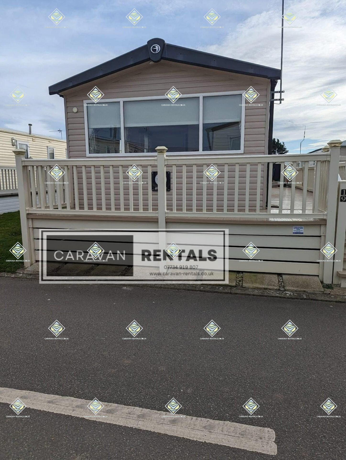 SBW19 2 Bedroom Caravan (Sleeps 6) with WiFi, Pet Friendly, King Bed & Wrap Around Decking – Lyons Robin H