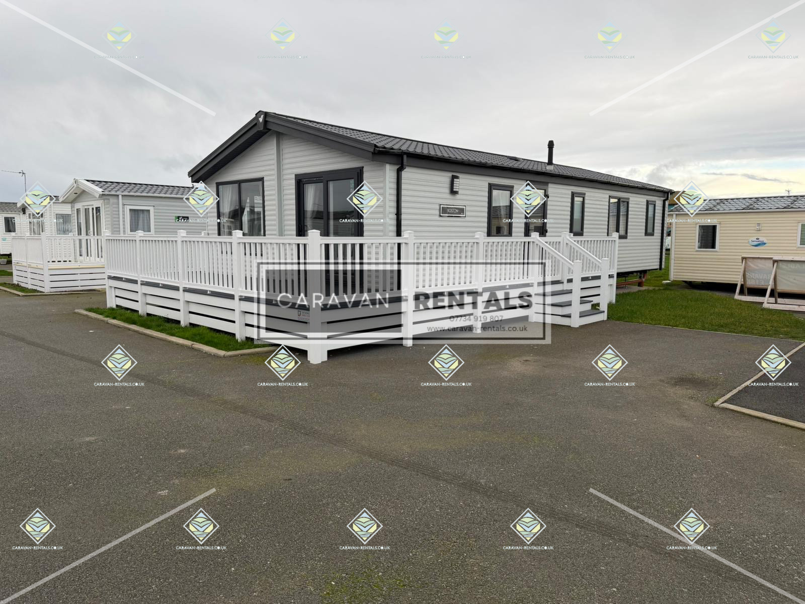 HV34 Luxury 3 Bedroom Lodge (Sleeps 8) with WiFi, Pet Friendly & Wrap Around Decking – Lyons Robin Hood,